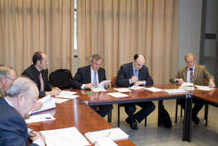 Representantes de Euskaltzaindia y del Gobierno de Navarra en la firma del acto.